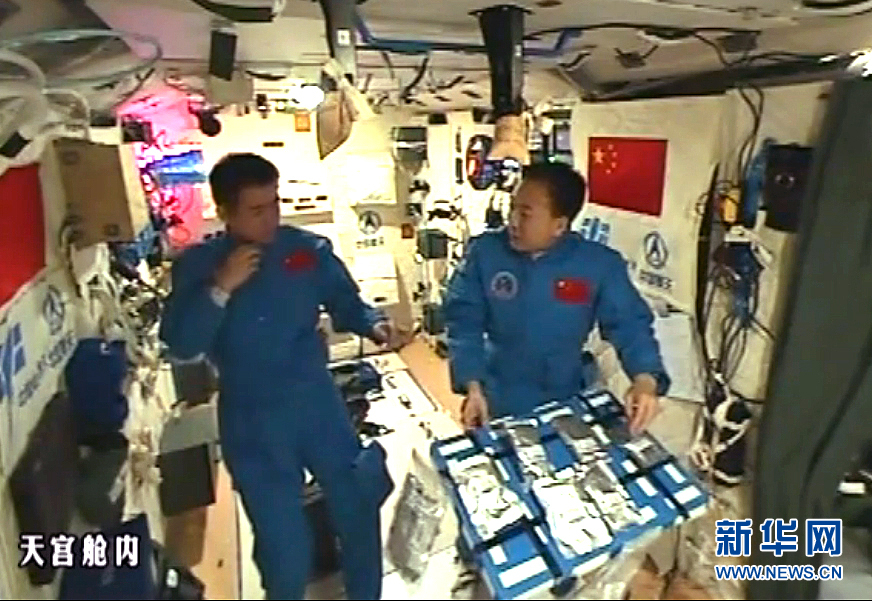 （新华社特约记者太空日记·图文互动）中国人首次太空泡茶　航天员也能“挑食”