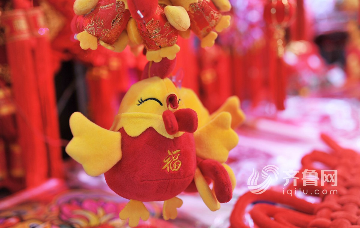 "红遍"一处小商品批发市场,红红火火的灯笼,新年吉祥物饰品挂满摊位