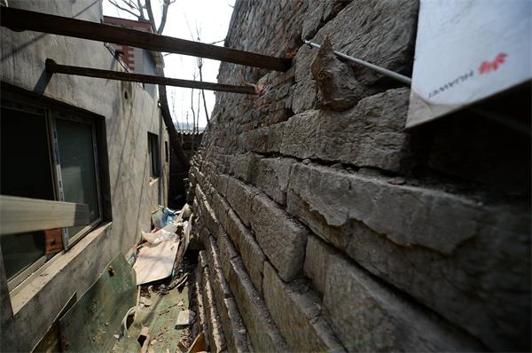 济南最后一段古城墙“露脸” 墙高约5米长约14米