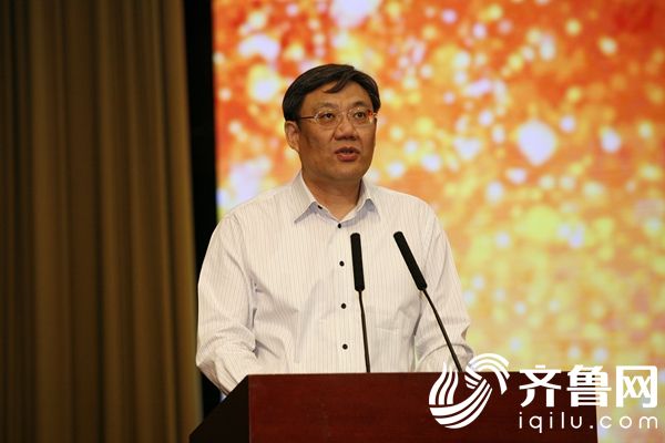 省委副书记、济南市委书记王文涛出席首场报告会并讲话