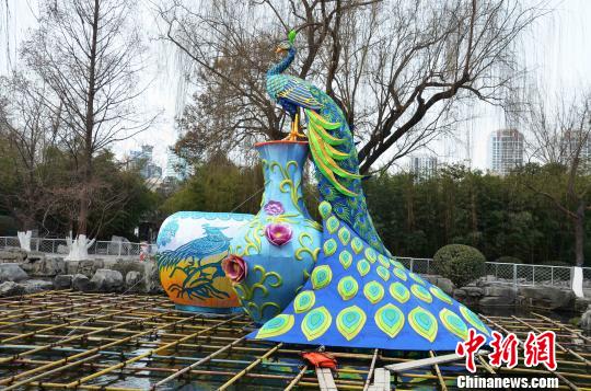 济南趵突泉花灯已入园组装，大年初一亮灯。　孙婷婷 摄