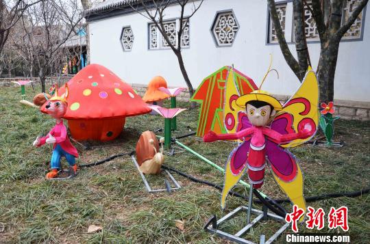 第39届趵突泉迎春花灯会由大中小型灯组及氛围营造装饰等，共计60组灯组成 孙婷婷 摄