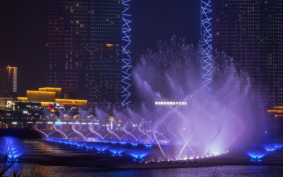 青岛:音乐喷泉点亮城市夜色